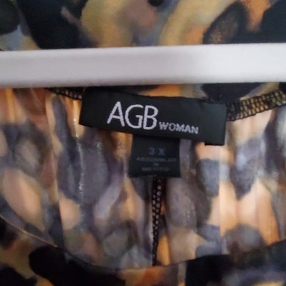 Flattering Blouse - Picture 8 of 8